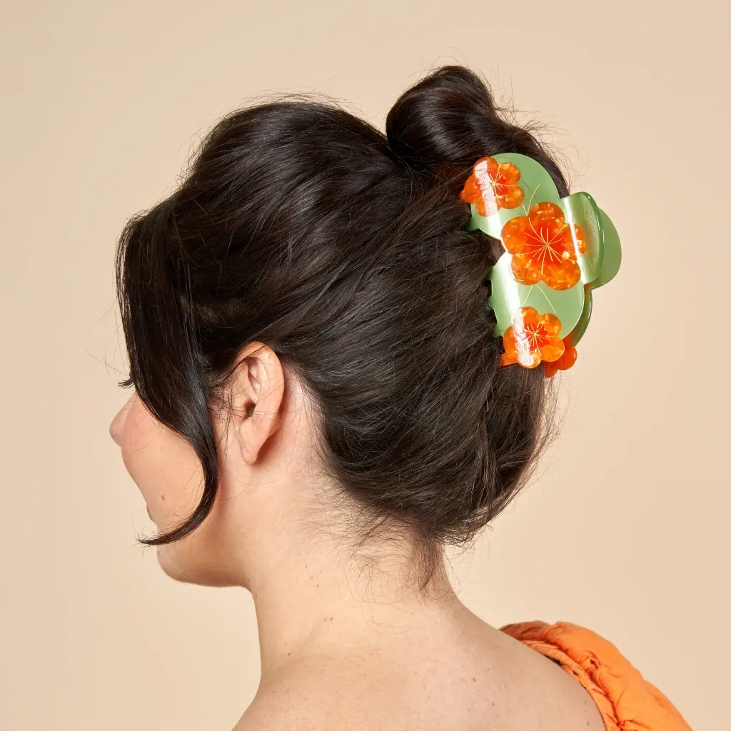 coucou-suzette-accessoire-accessory-cadeau-gift-tendance-trendy-fashion-garden-party-pince-cheveux-hair-claw-fleurs-flower-capucine-nasturtium-orange-porte_622b7b6c-fba4-4a9f-951a-363ea1d434cb