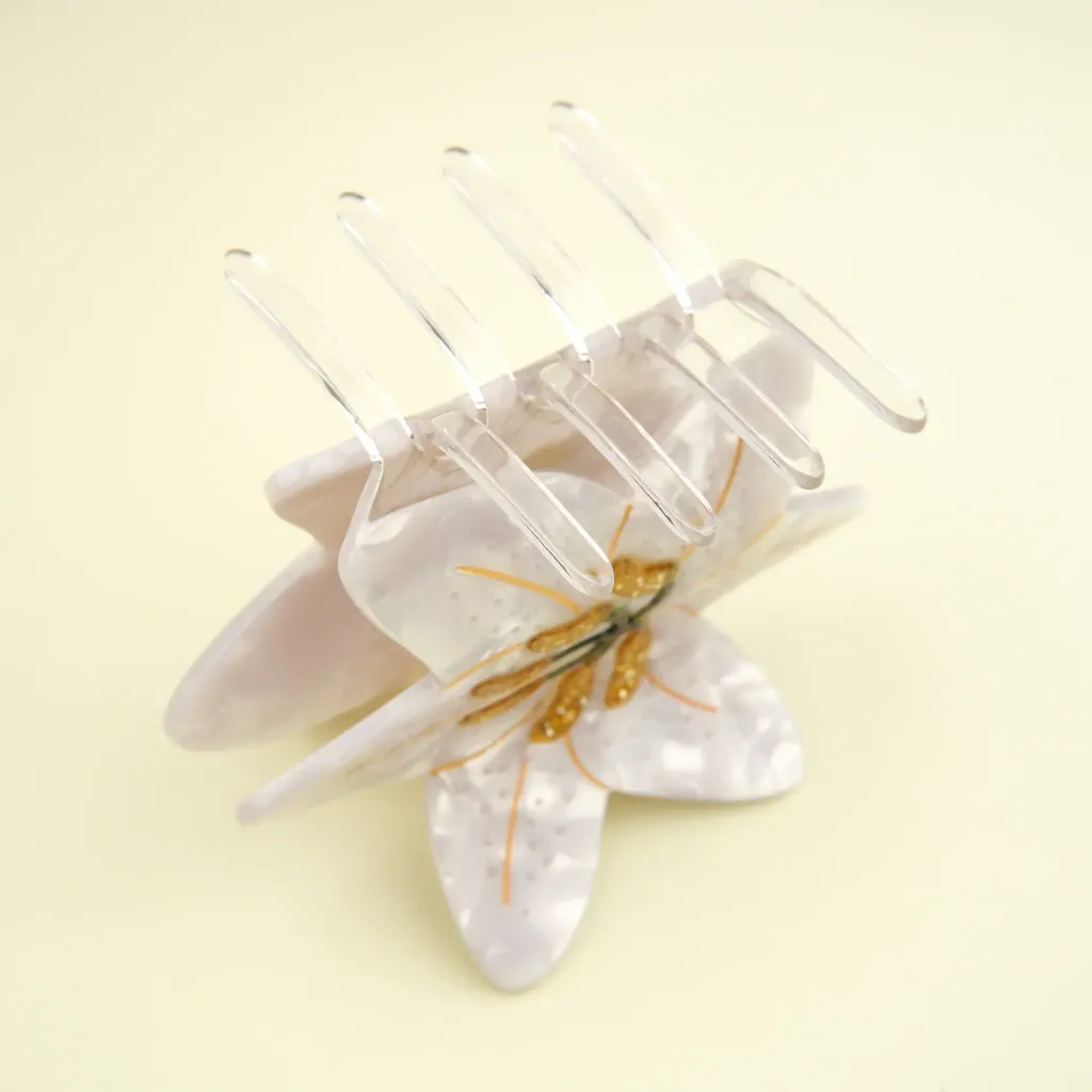 coucou-suzette-accessoire-accessory-cadeau-gift-pince-cheveux-hair-claw-coiffure-hairstyle-acetate-femme-woman-fun-original-colore-colorful-fleur-flower-lys-lilium-blanc-white-dore-go_7d2f09e5-d6f7-4a50-879e-1ea67edca02f