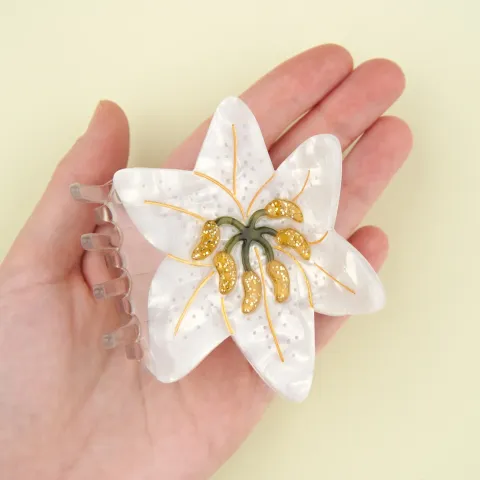 coucou-suzette-accessoire-accessory-cadeau-gift-pince-cheveux-hair-claw-coiffure-hairstyle-acetate-femme-woman-fun-original-colore-colorful-fleur-flower-lys-lilium-blanc-white-dore-go_c2b515ed-2999-40e2-830d-c427a4f6a185
