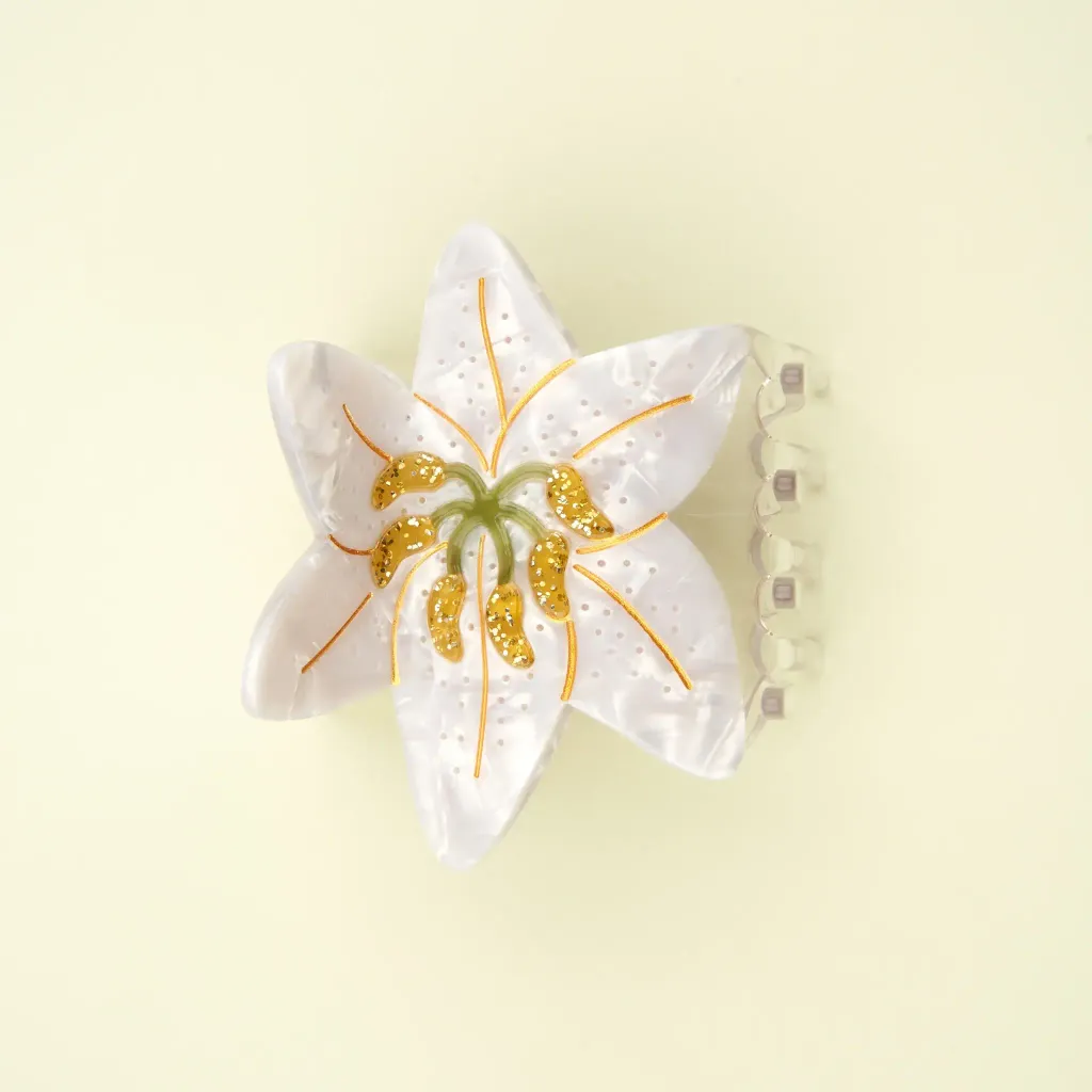 coucou-suzette-accessoire-accessory-cadeau-gift-pince-cheveux-hair-claw-coiffure-hairstyle-acetate-femme-woman-fun-original-colore-colorful-fleur-flower-lys-lilium-blanc-white-dore-go_94956bca-b0b8-42ec-941d-4a279d8a0459