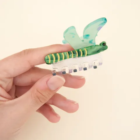 coucou-suzette-accessoire-accessory-cadeau-gift-tendance-trendy-fashion-ete-summer-collab-lucas-du-tertre-pince-cheveux-hair-claw-libellule-dragonfly-vert-green-nacre-pearly