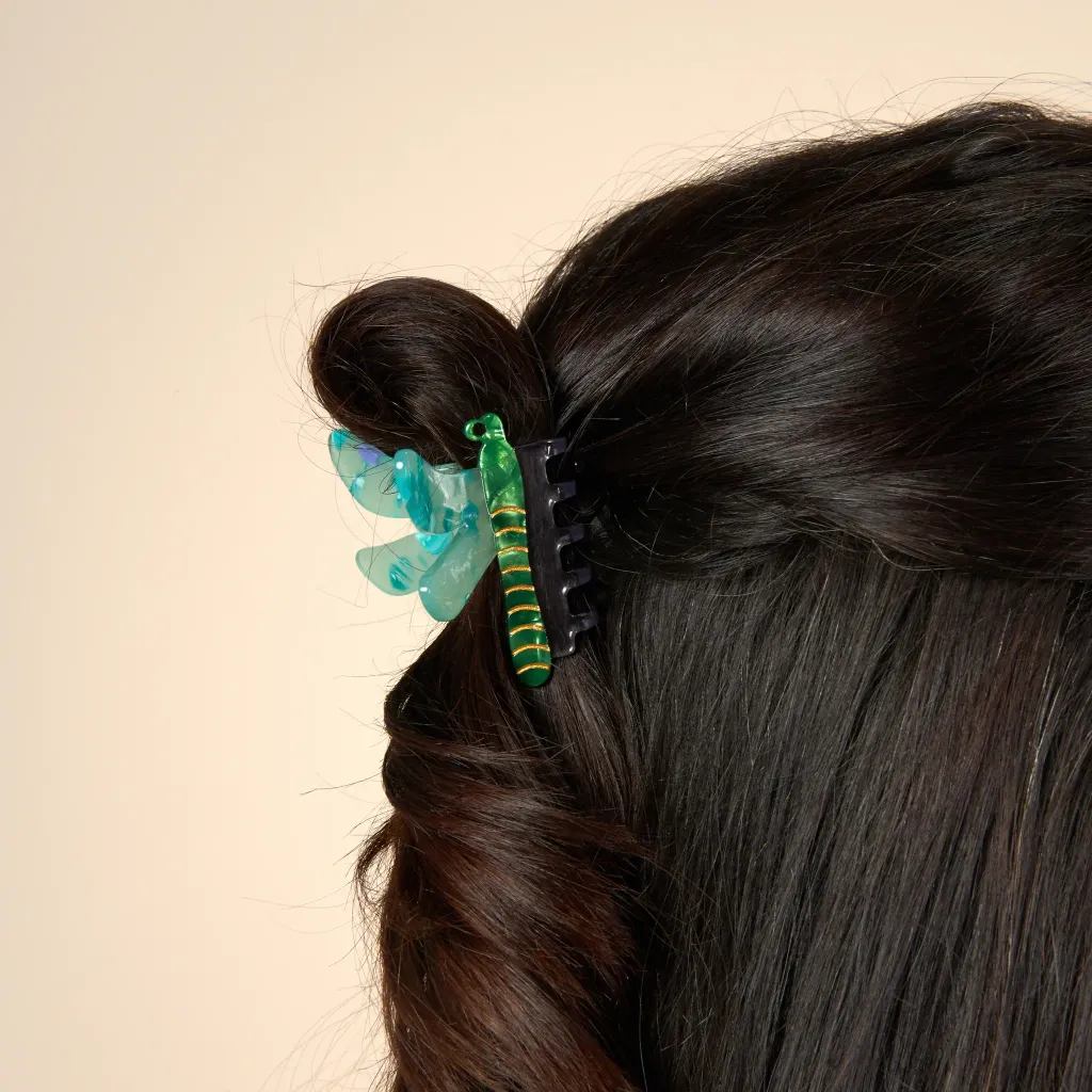 coucou-suzette-accessoire-accessory-cadeau-gift-tendance-trendy-fashion-ete-summer-collab-lucas-du-tertre-pince-cheveux-hair-claw-libellule-dragonfly-vert-green-nacre-pearly-porte