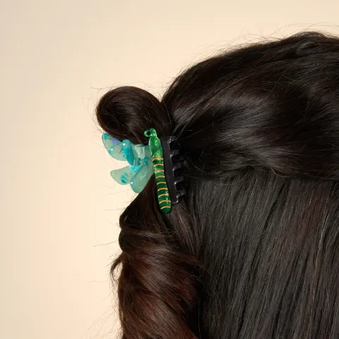 coucou-suzette-accessoire-accessory-cadeau-gift-tendance-trendy-fashion-ete-summer-collab-lucas-du-tertre-pince-cheveux-hair-claw-libellule-dragonfly-vert-green-nacre-pearly-porte