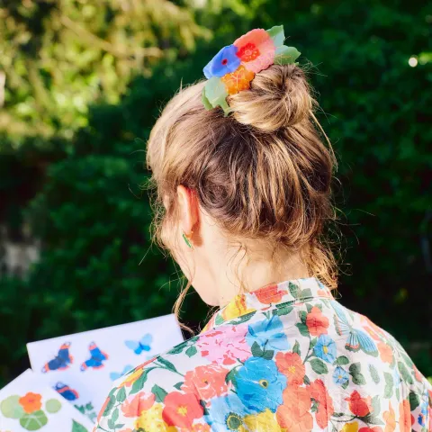 coucou-suzette-accessoire-accessory-cadeau-gift-tendance-trendy-fashion-ete-summer-collab-lucas-du-tertre-grande-pince-cheveux-big-hair-claw-floral-fleurs-flowers-bouquet-bleu-blue-or_82fdfb59-3579-412d-89be-4ed4ae11403d