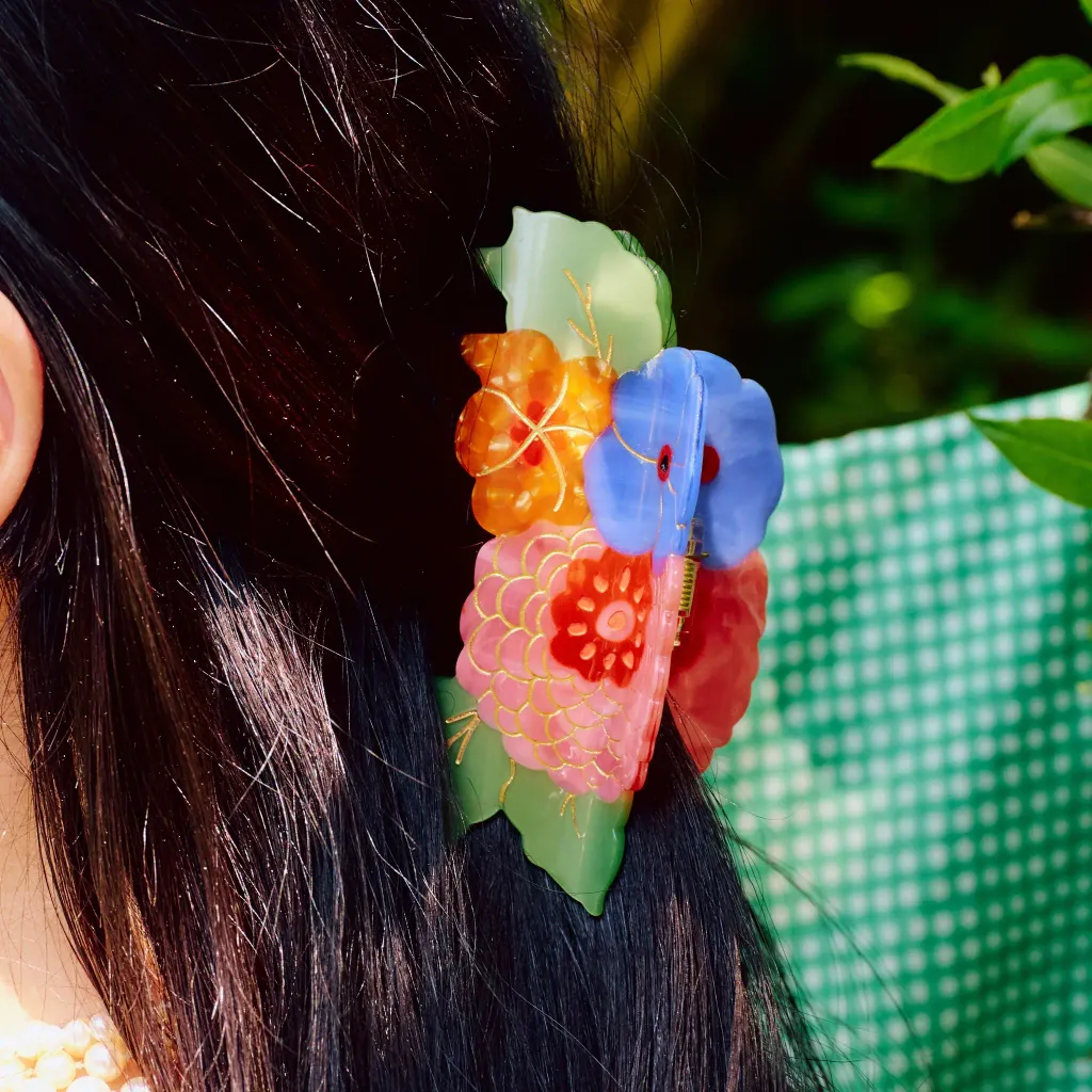 coucou-suzette-accessoire-accessory-cadeau-gift-tendance-trendy-fashion-ete-summer-collab-lucas-du-tertre-grande-pince-cheveux-big-hair-claw-floral-fleurs-flowers-bouquet-bleu-blue-or_50320d47-23b4-42d0-abff-98f15dca5931