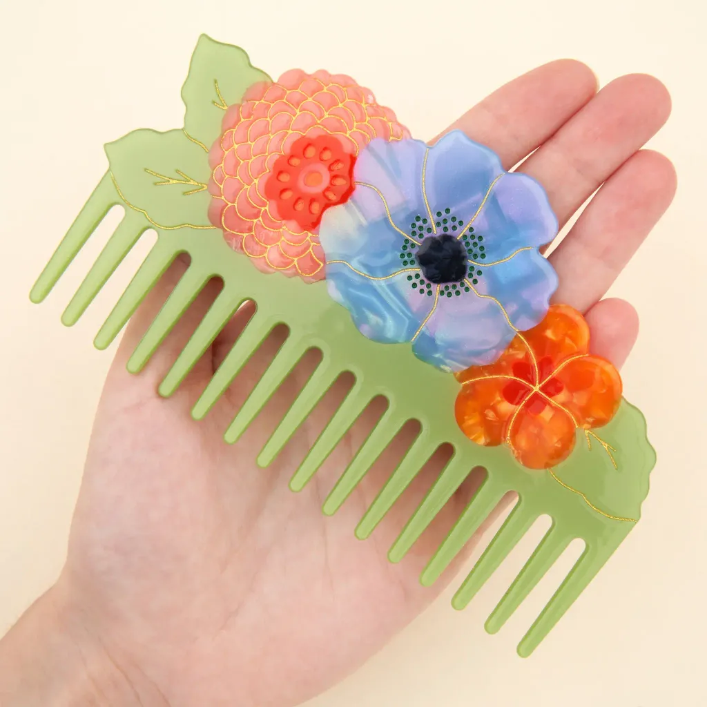 coucou-suzette-accessoire-accessory-cadeau-gift-tendance-trendy-fashion-ete-summer-collab-lucas-du-tertre-peigne-comb-acetate-floral-fleurs-flowers-bouquet-bleu-blue-orange-rouge-red2