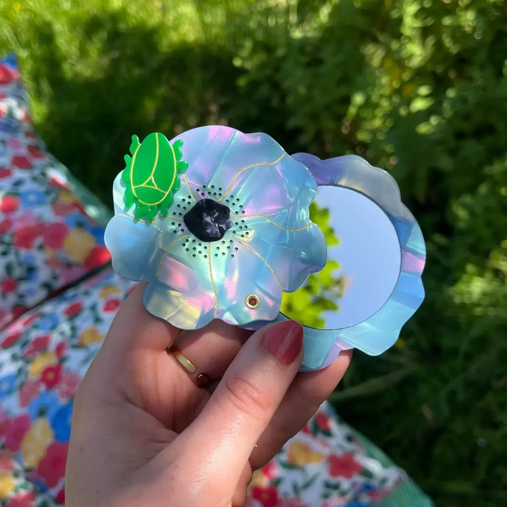 coucou-suzette-accessoire-accessory-cadeau-gift-tendance-trendy-fashion-ete-summer-collab-lucas-du-tertre-miroir-mirror-fleur-flower-bleu-blue-scarabee-beetle-crea