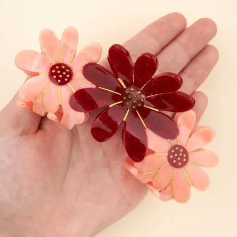 coucou-suzette-accessoire-accessory-cadeau-gift-tendance-trendy-fashion-il-etait-une-fois-once-upon-a-time-autumn-automne-pince-cheveux-hair-claw-xl-large-trio-fleurs-roses-pink-flowe_52f62515-8252-4e18-a2dd-e26eb8250ca9