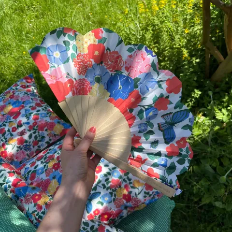 coucou-suzette-accessoire-accessory-cadeau-gift-tendance-trendy-fashion-ete-summer-collab-lucas-du-tertre-eventail-fan-floral-fleurs-flowers-bouquet-bleu-blue-orange-rouge-red-crea