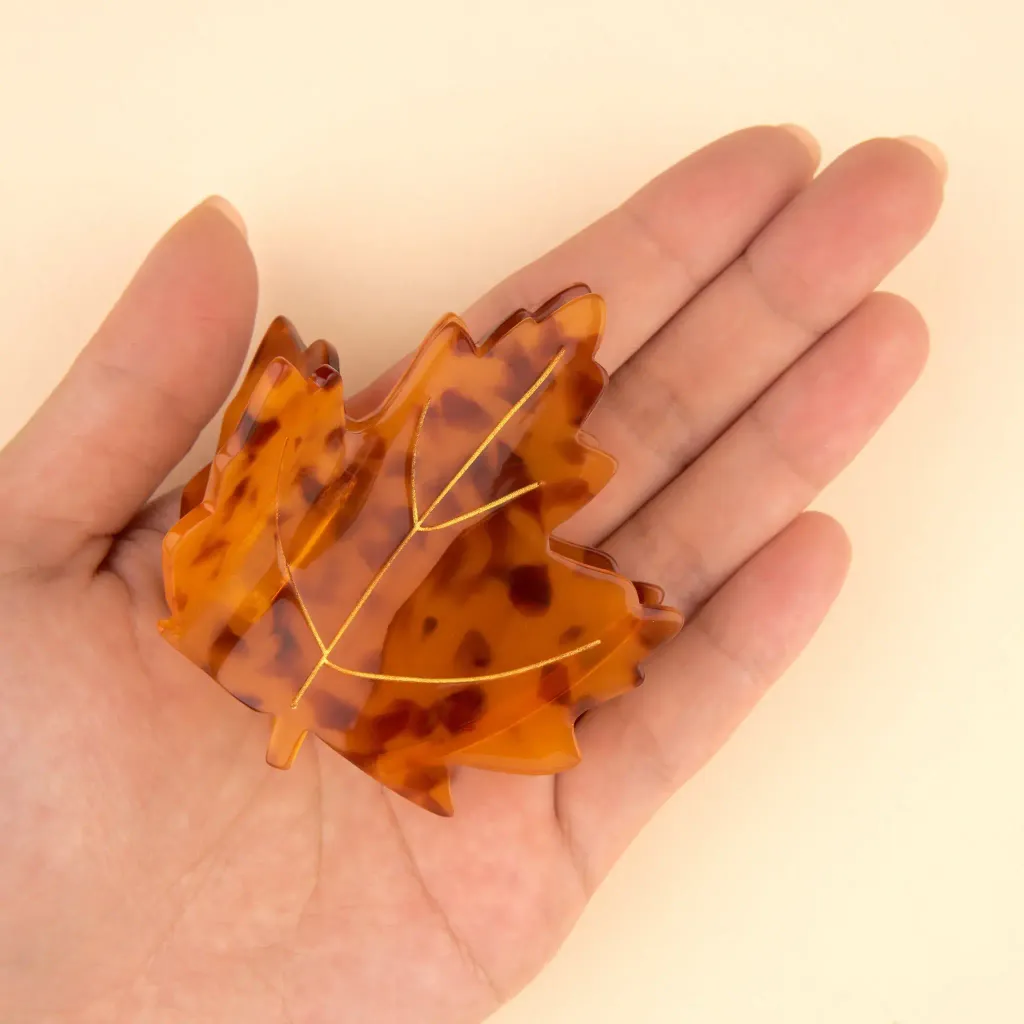 coucou-suzette-accessoire-accessory-cadeau-gift-tendance-mode-trendy-fashion-cueillette-automne-autumn-picking-harvest-pince-cheveux-hair-claw-acetate-feuille-erable-maple-leaf-marron_d6f1ac08-9d2f-41c1-826d-e323475ff9c8
