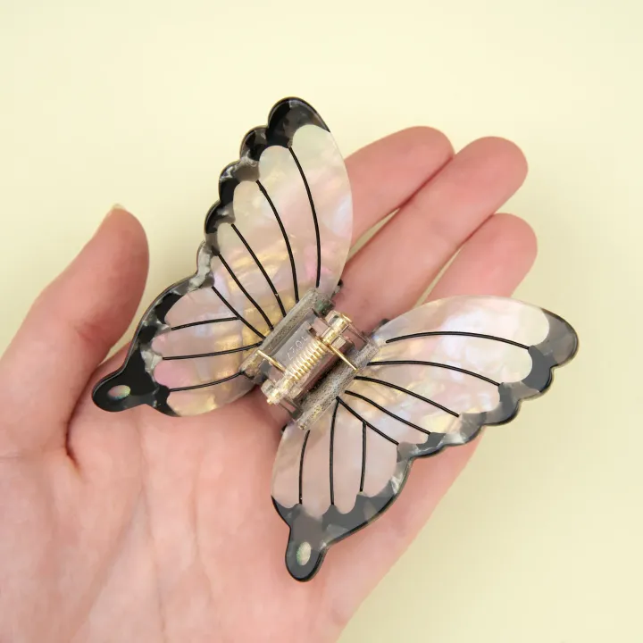 coucou-suzette-accessoire-accessory-cadeau-gift-tendance-mode-trendy-fashion-joli-jardin-lovely-garden-pince-cheveux-hair-claw-printemps-spring-papillon-butterfly-blanc-white-nacre-pe_6975211d-10fe-4665-a591-78f7a27b8273