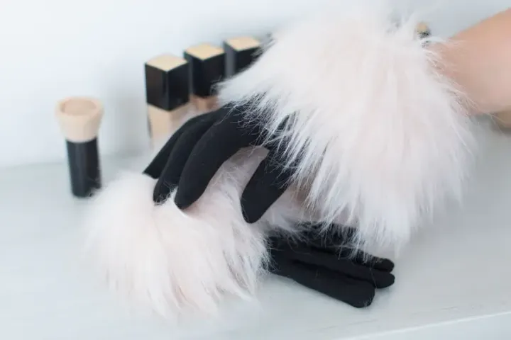 GantsBandeaufaussefourrureEvelynePrelongeHimalayaBlush_800x