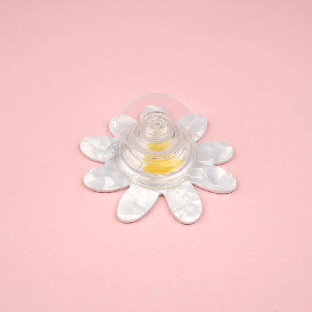 coucou-suzette-accessoire-accessory-cadeau-gift-tendance-mode-trendy-fashion-joli-jardin-lovely-garden-grip-telephone-smartphone-printemps-spring-fleur-flower-paquerette-daisy-blanc-w