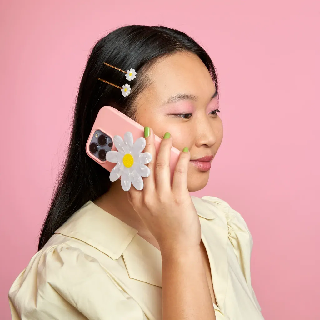 coucou-suzette-accessoire-accessory-cadeau-gift-tendance-mode-trendy-fashion-joli-jardin-lovely-garden-grip-telephone-smartphone-printemps-spring-fleur-flower-paquerette-daisy-blanc-w_e770cb37-9f4d-4b6a-a921-5c2cd7490f98