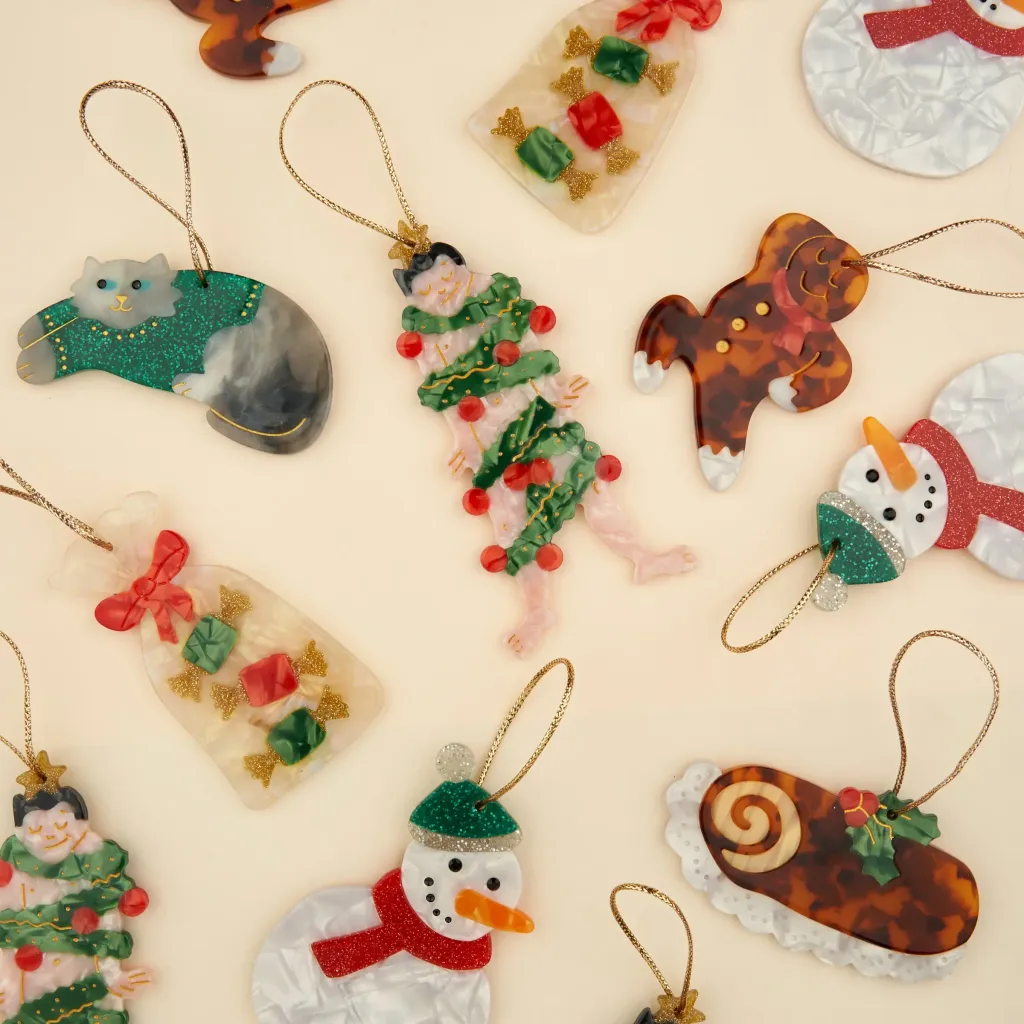 coucou-suzette-accessoire-accessory-cadeau-gift-tendance-mode-trendy-fashion-noel-christmas-winter-hiver-chalet-fete-festive-season-holidays-decoration-christmas-tree-groupe_8f6eeec3_16204ddf-4bb1-4a5d-865c-2945210bd57c