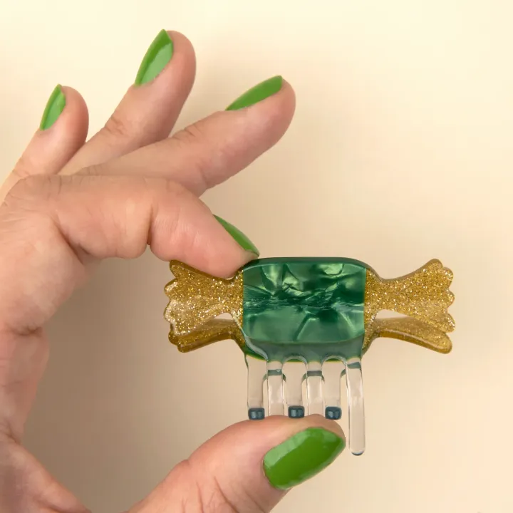 coucou-suzette-accessoire-accessory-cadeau-gift-tendance-mode-trendy-fashion-festin-festif-noel-christmas-holidays-pince-cheveux-mini-hair-claw-papillote-crackers-vert-green-gold-dore_31beaff1-73ba-4187-8779-b872e1a65357