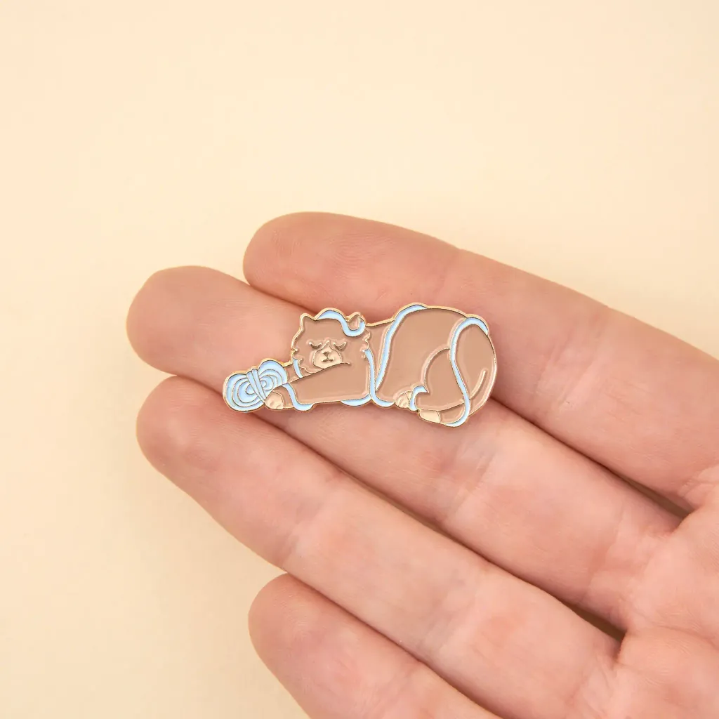 coucou-suzette-accessoire-accessory-cadeau-gift-tendance-mode-trendy-fashion-ronron-therapy-pins-cat-chat-pelote-wool-ball-bleu-blue1