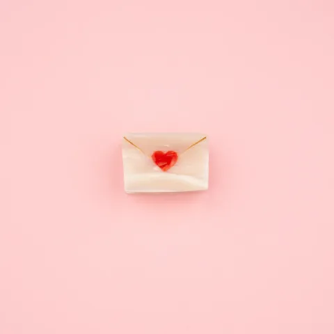 coucou-suzette-accessoire-accessory-cadeau-gift-tendance-mode-trendy-fashion-saint-valentin-valentin-day-rendez-vous-galant-mini-pince-cheveux-hair-claw-acetate-love-letter-lettre-amo_c1292bcf-a8a8-455d-adc5-7cb9ec19705c
