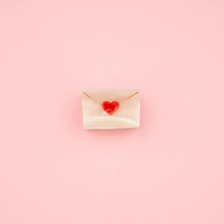 coucou-suzette-accessoire-accessory-cadeau-gift-tendance-mode-trendy-fashion-saint-valentin-valentin-day-rendez-vous-galant-mini-pince-cheveux-hair-claw-acetate-love-letter-lettre-amo_c1292bcf-a8a8-455d-adc5-7cb9ec19705c
