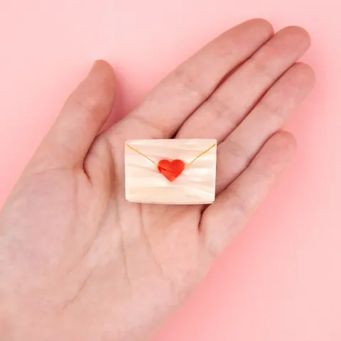 coucou-suzette-accessoire-accessory-cadeau-gift-tendance-mode-trendy-fashion-saint-valentin-valentin-day-rendez-vous-galant-mini-pince-cheveux-hair-claw-acetate-love-letter-lettre-amo