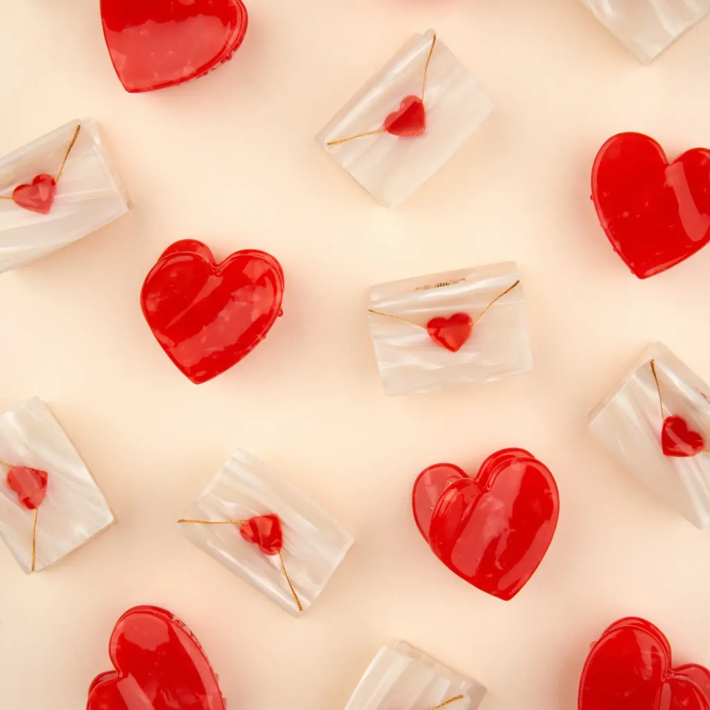 coucou-suzette-accessoire-accessory-cadeau-gift-tendance-mode-trendy-fashion-saint-valentin-valentin-day-rendez-vous-galant-mini-pince-cheveux-hair-claw-acetate-love-letter-lettre-amo_10f5bd9a-bed7-4983-904d-a87dfa10e8cf