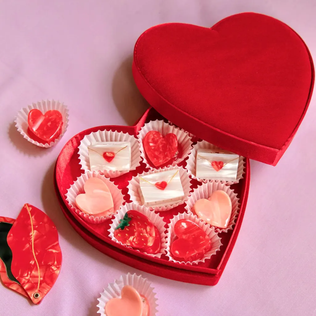 coucou-suzette-accessoire-accessory-cadeau-gift-tendance-mode-trendy-fashion-saint-valentin-valentin-day-rendez-vous-galant-mini-pince-cheveux-hair-claw-acetate-love-letter-lettre-amo_04818dfd-7f9a-449f-b1b6-3ea6b1cd5c22