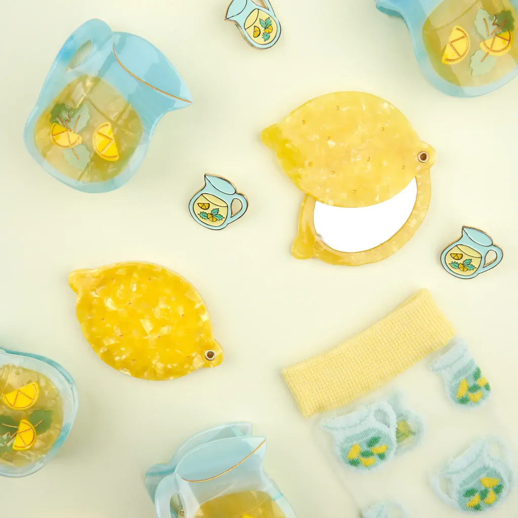 coucou-suzette-accessoire-accessory-cadeau-gift-tendance-mode-trendy-fashion-vitamine-vitamin-summer-limonade-citron-lemon-carafe-jaune-yellow-bleu-blue-group_ac816705-20a9-4b36-ba8c-b547421a83d7