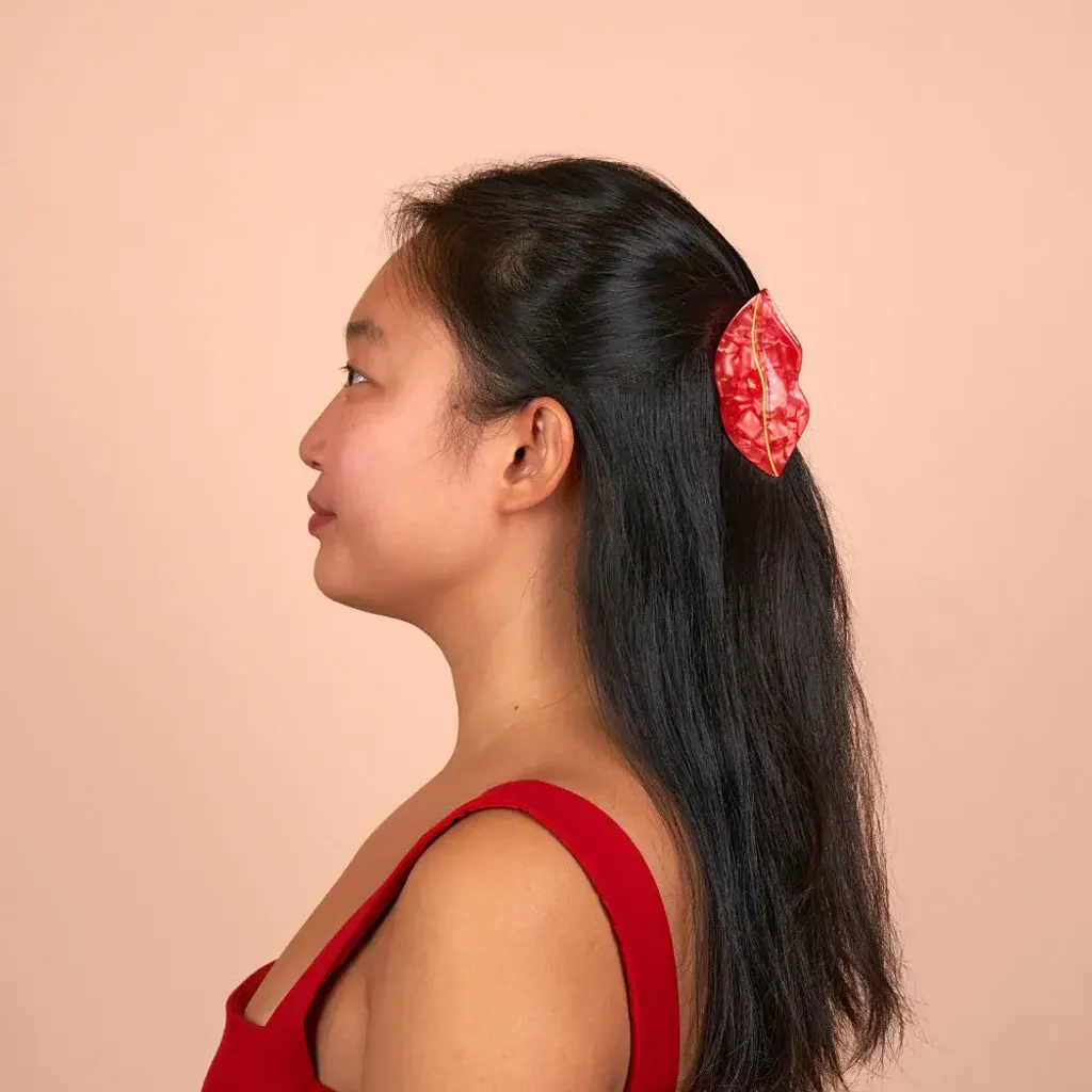 coucou-suzette-accessoire-accessory-cadeau-gift-pince-cheveux-hairclaw-bouche-lips-red-rouge-romance-romantic-hair-coiffure-porte-Web_8c02bad9-51f8-420b-be98-20a5acf1eaaf