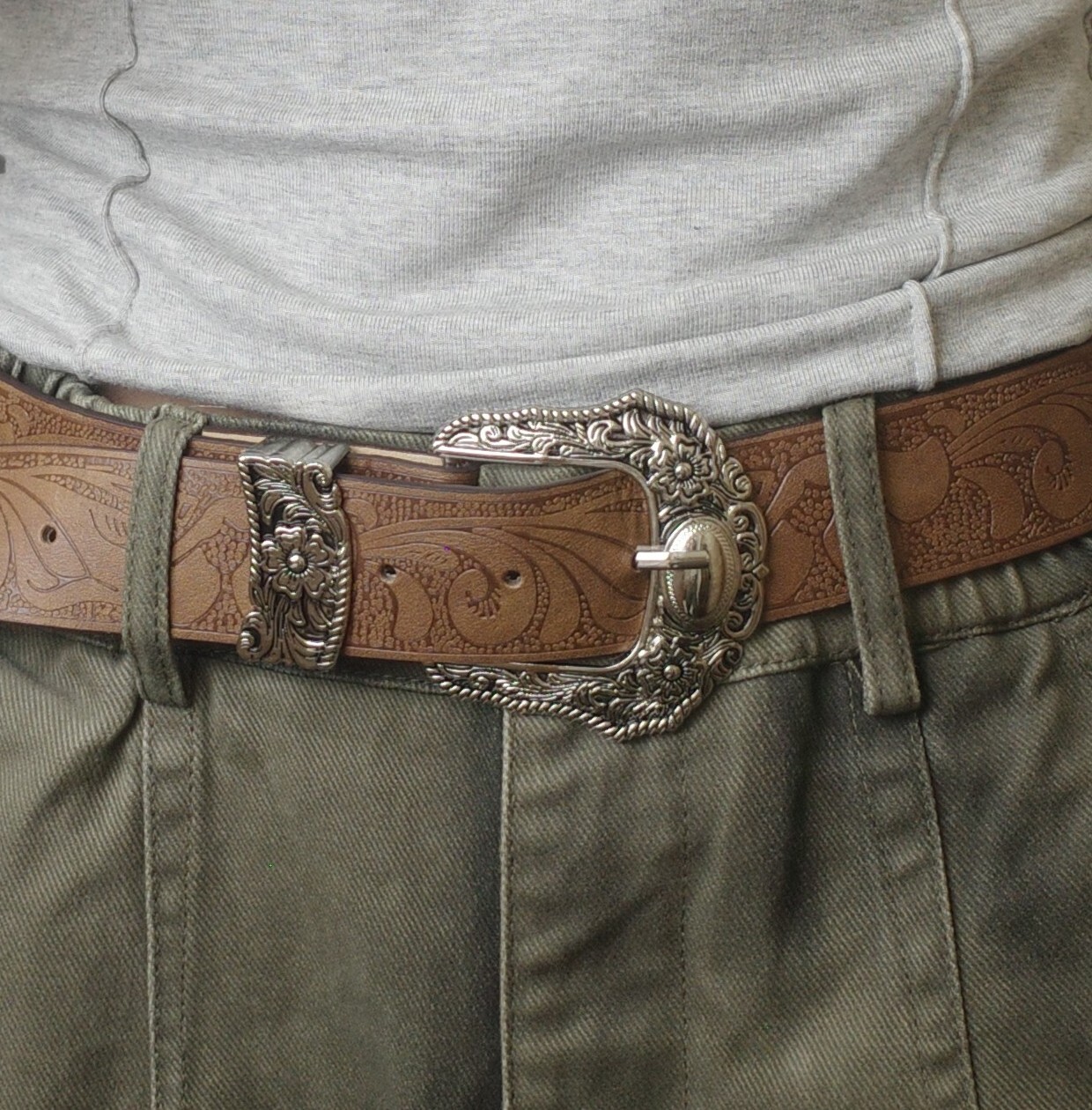 棕花紋雕花皮帶