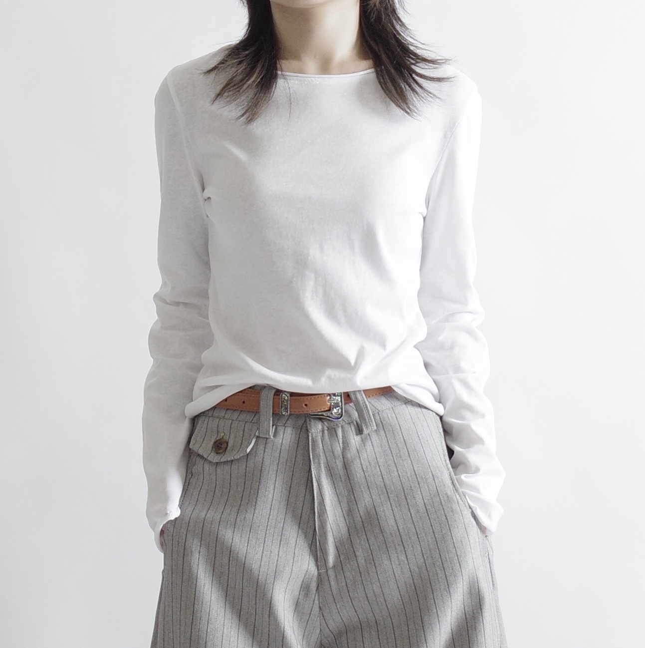 後中線捲邊薄透長袖上衣