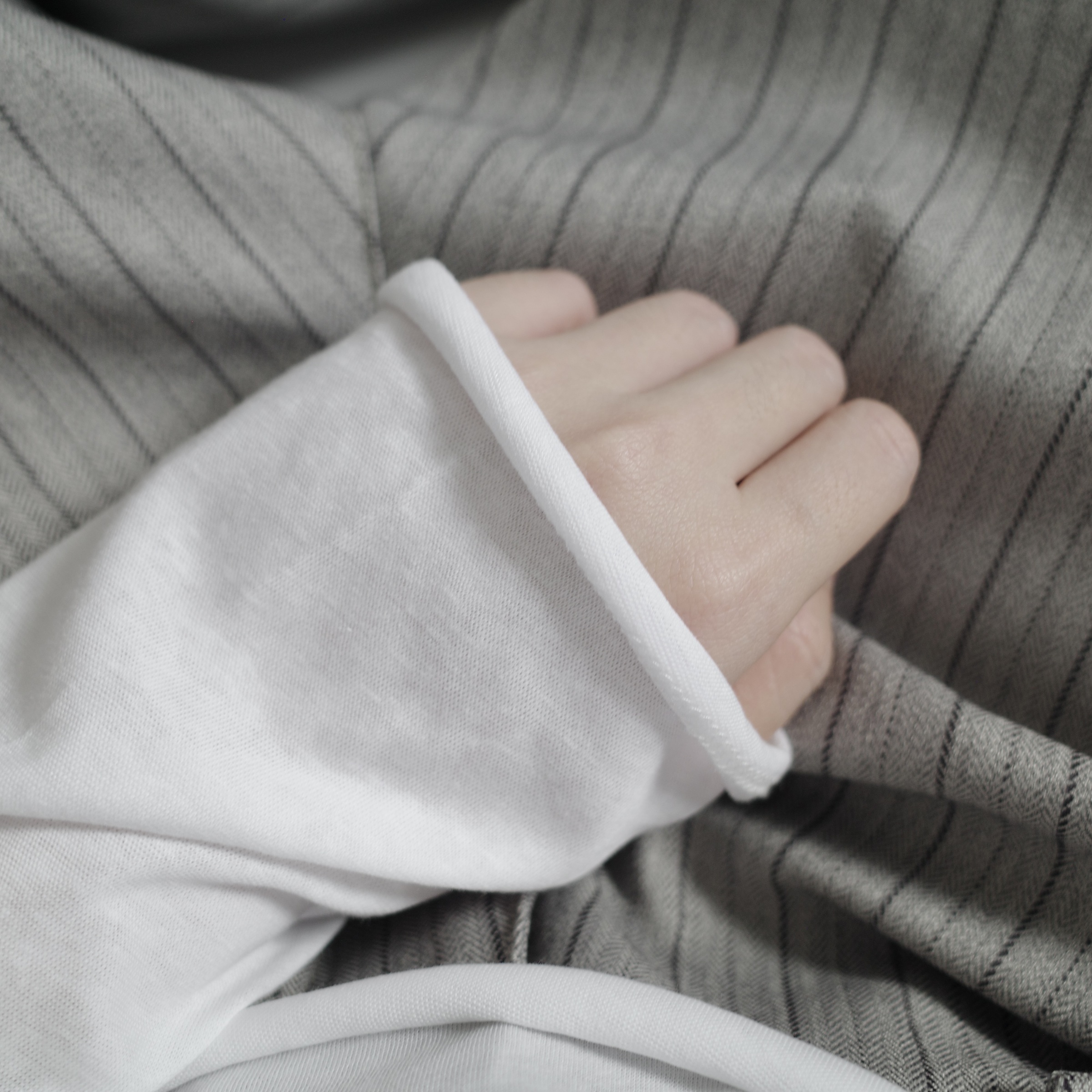 後中線捲邊薄透長袖上衣22