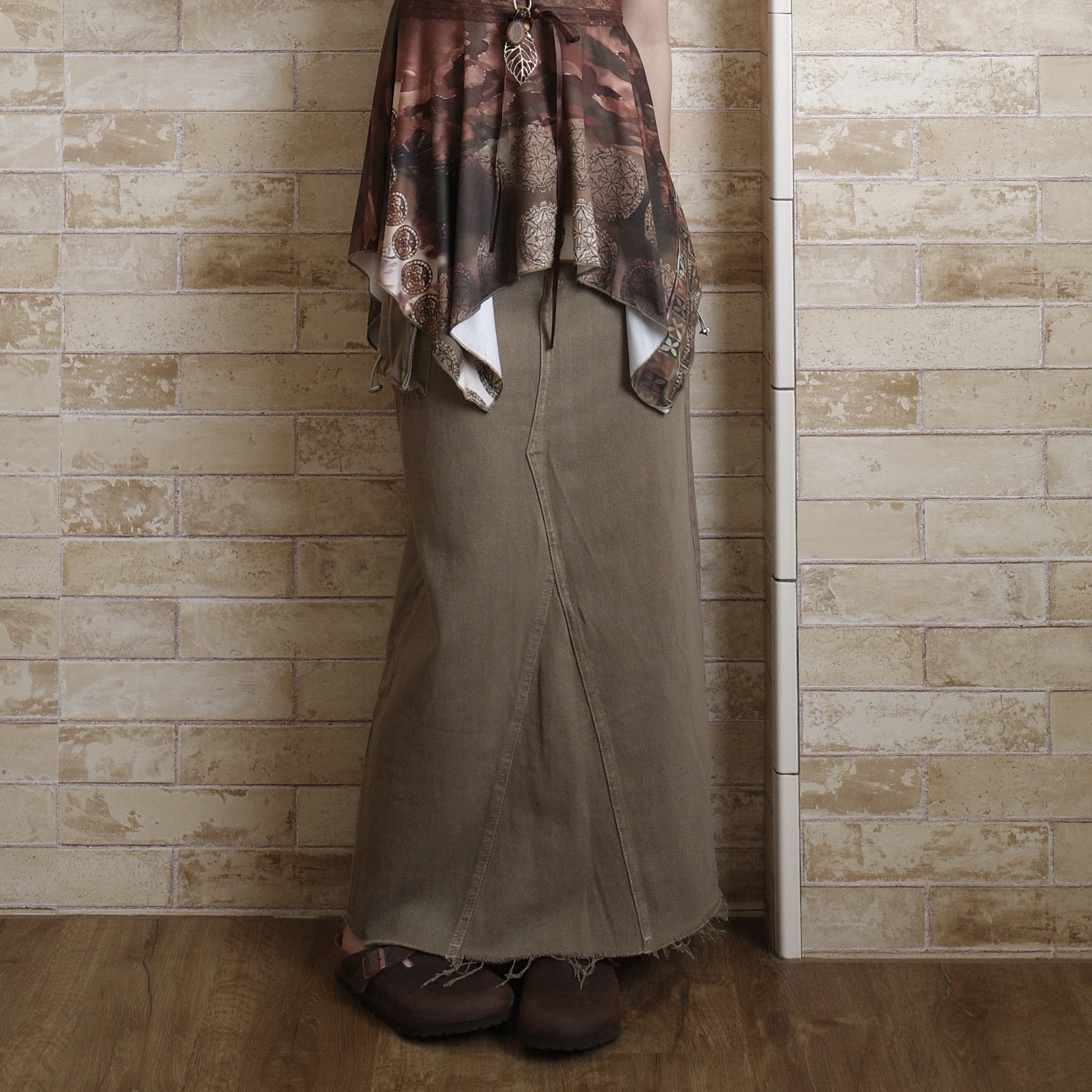 卡其鬚鬚後開叉裙1