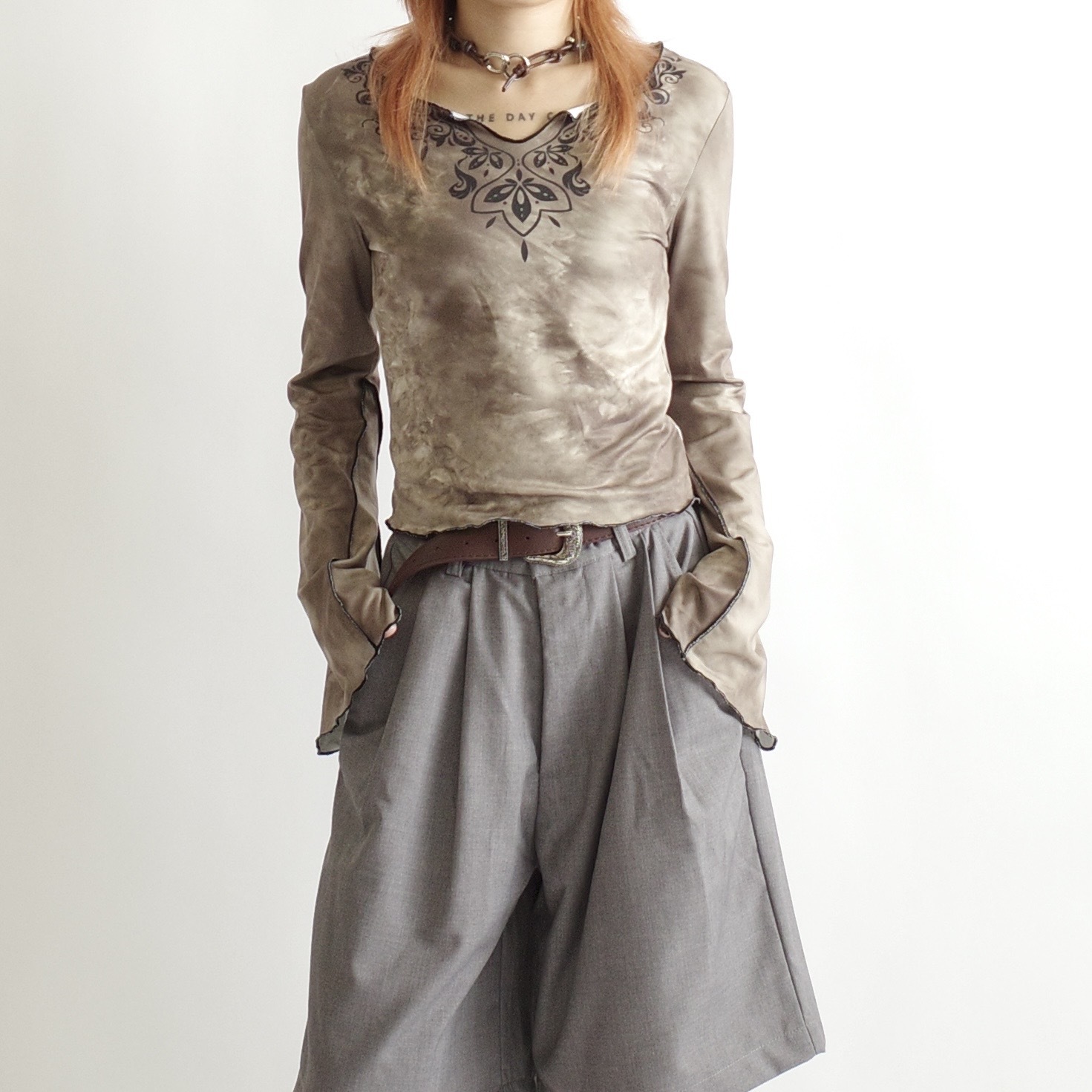 灰綠圖騰木耳邊喇叭袖上衣