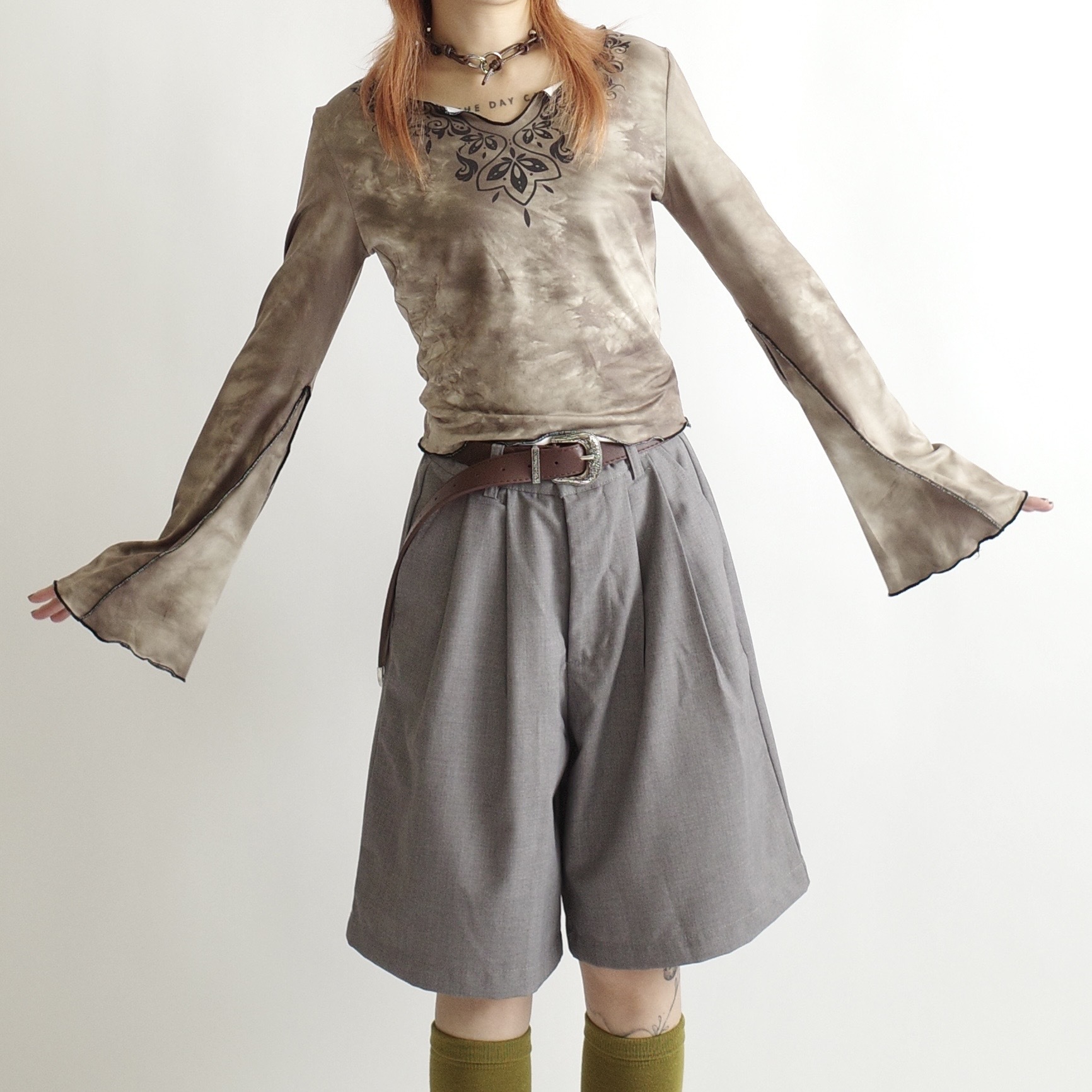 灰綠圖騰木耳邊喇叭袖上衣1