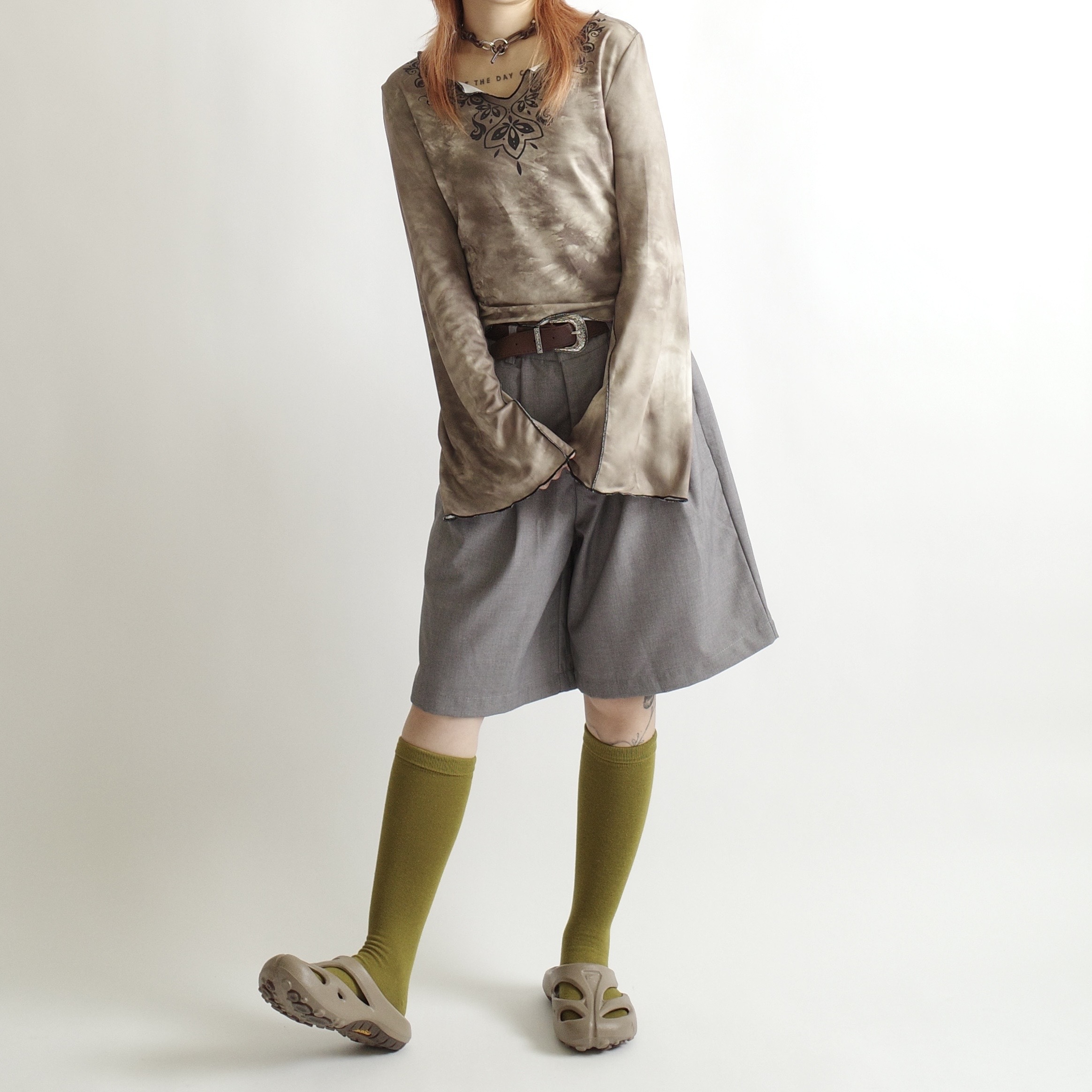 灰綠圖騰木耳邊喇叭袖上衣2