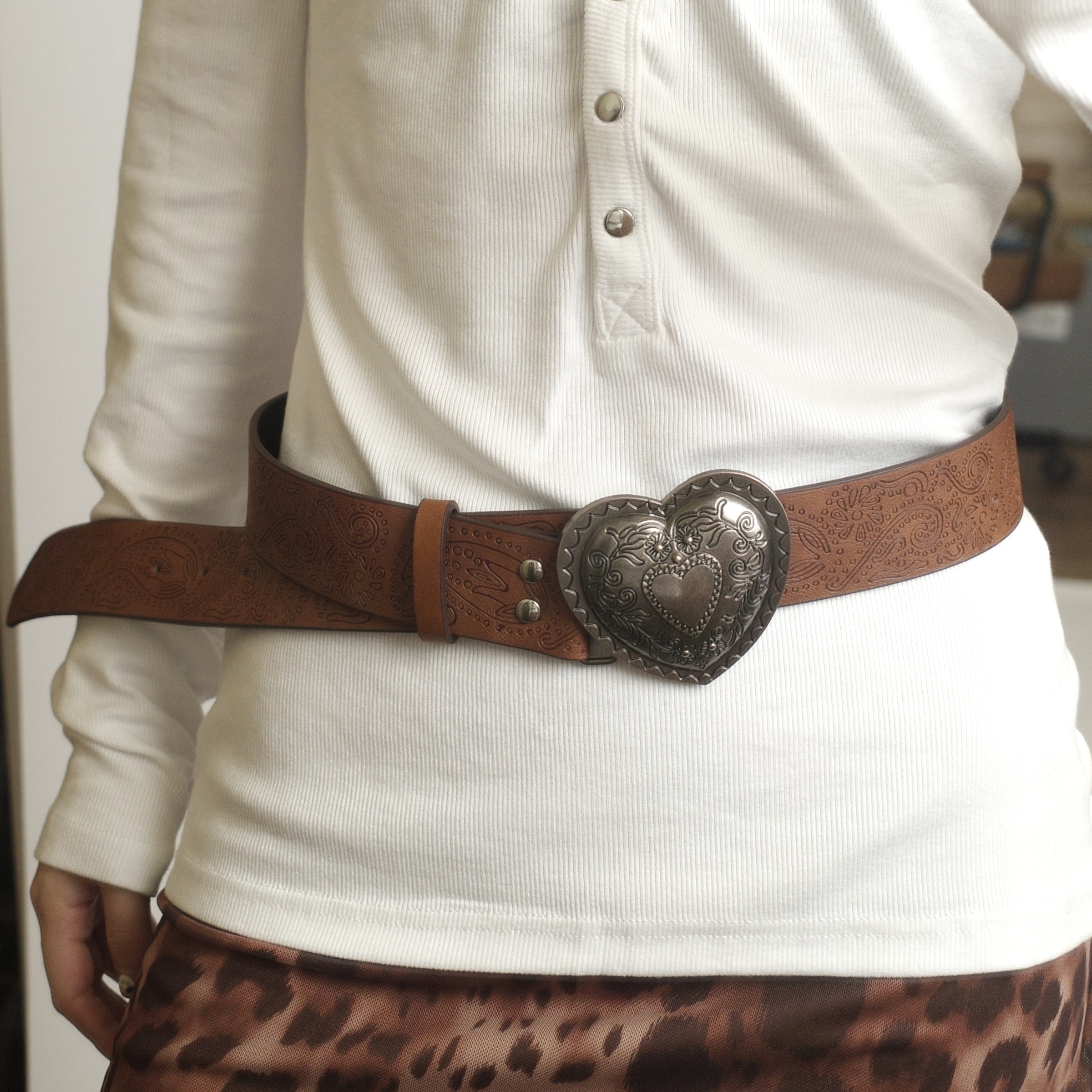 駝色愛心變形蟲雕花皮帶