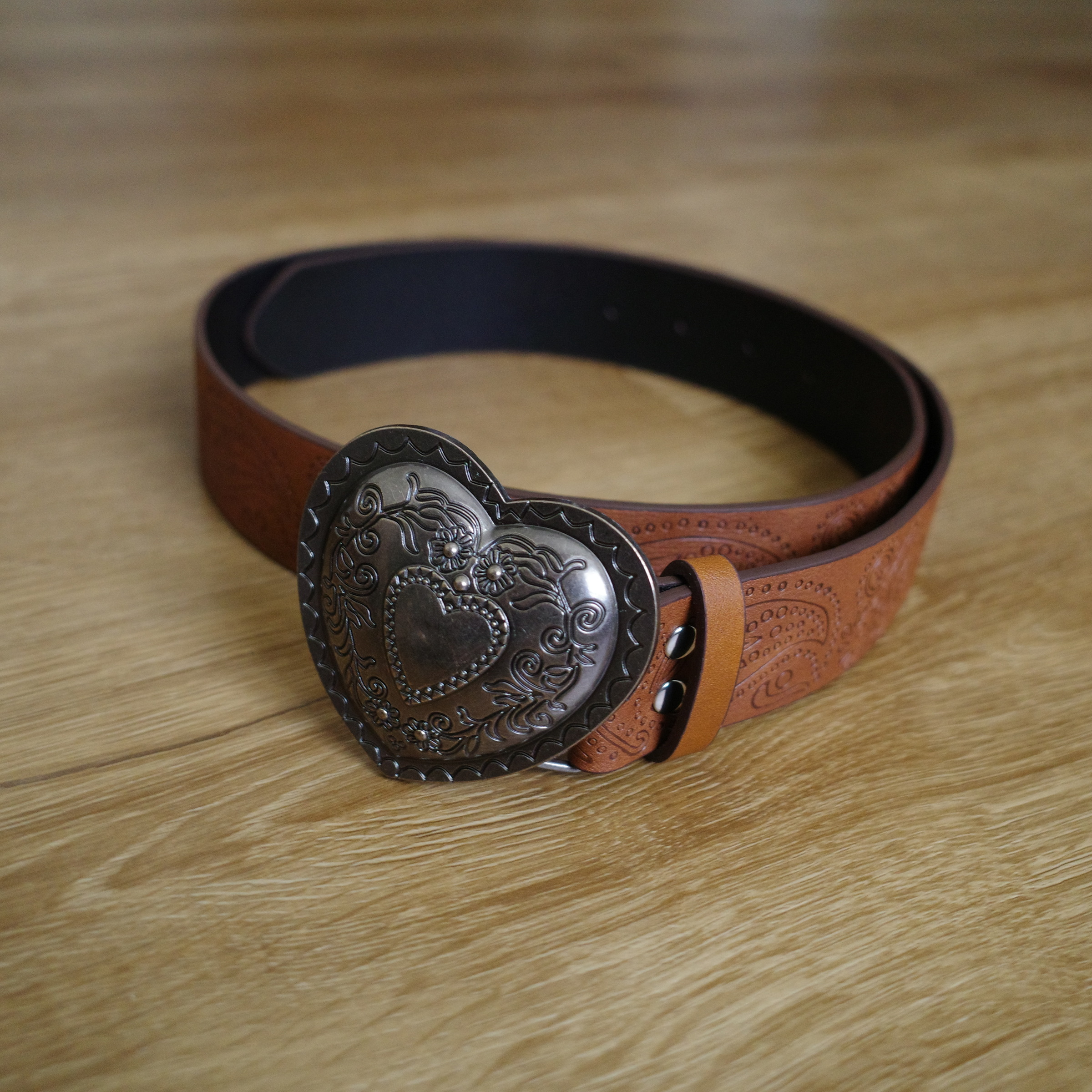 駝色愛心變形蟲雕花皮帶3