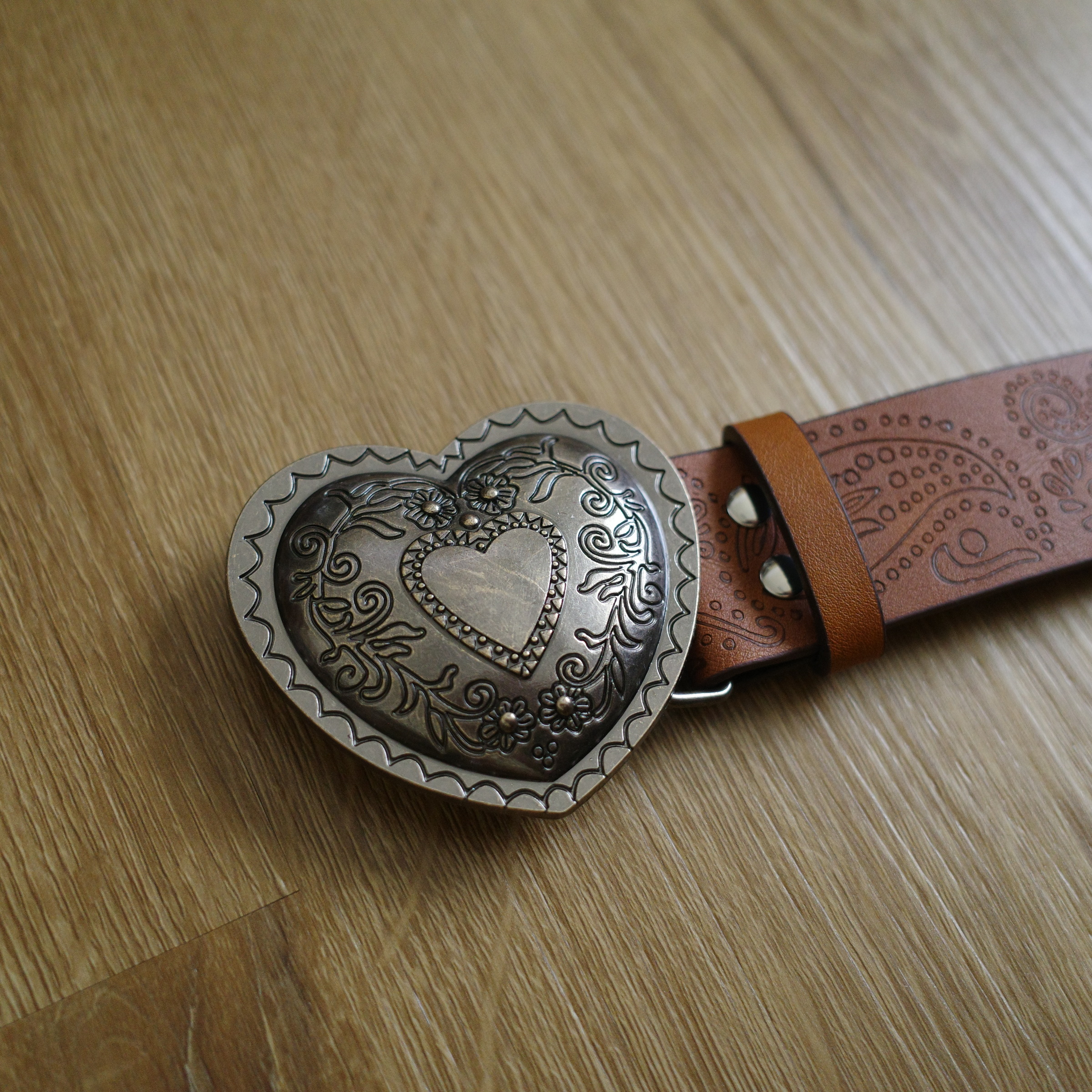 駝色愛心變形蟲雕花皮帶0