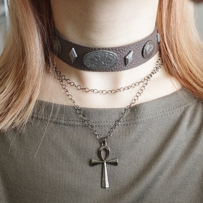 羅馬鉚釘皮革頸鍊