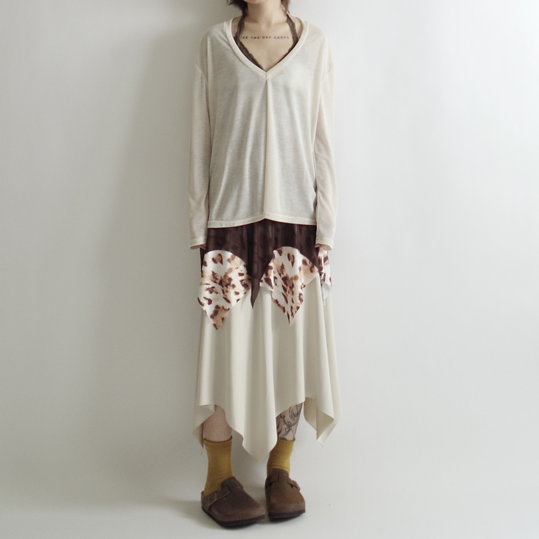 慵懶杏色V領薄透長袖1