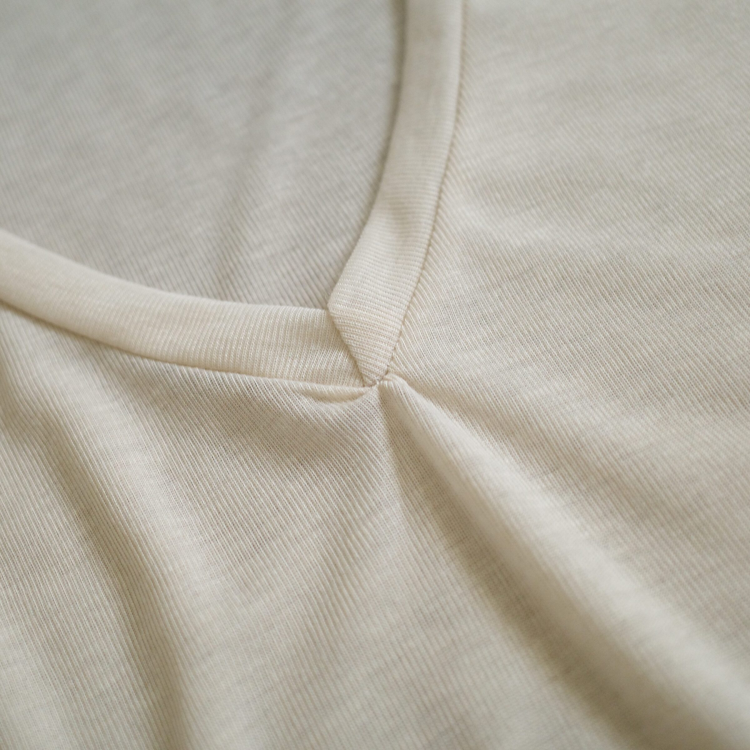 慵懶杏色V領薄透長袖2