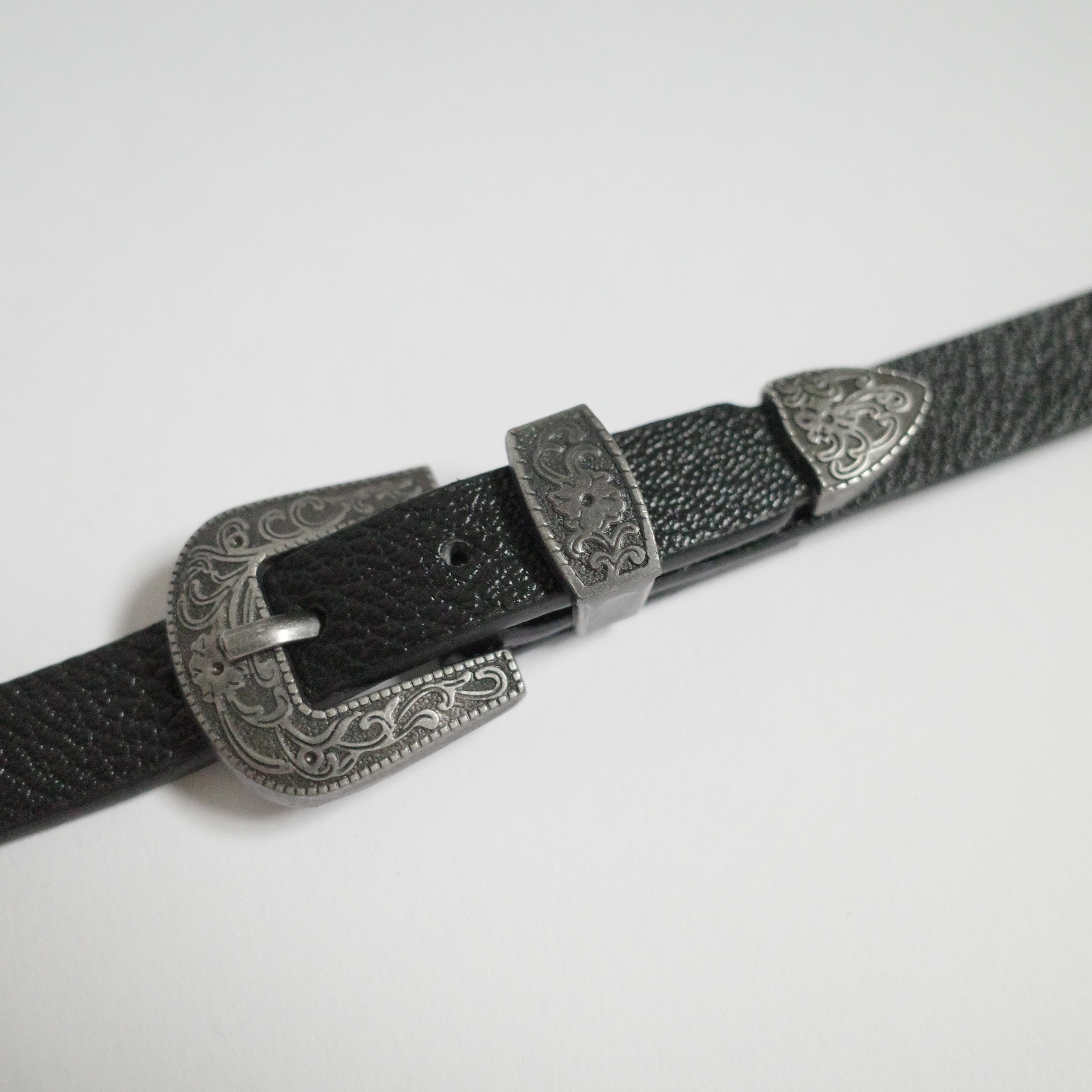 雙釦皮革雕花項圈3