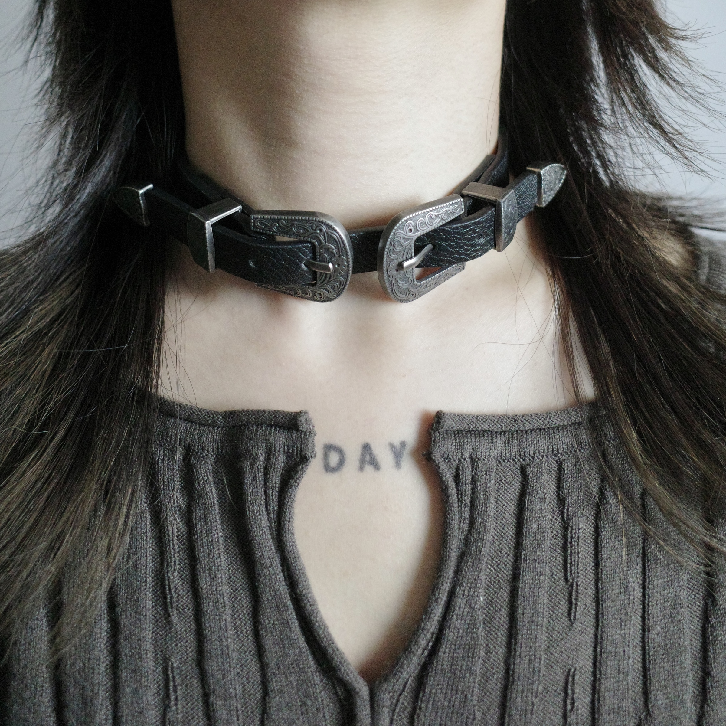 雙釦皮革雕花項圈