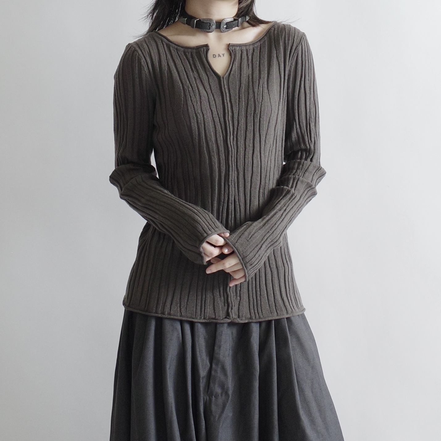 灰褐流紋缺口領羊毛混紡針織衫3