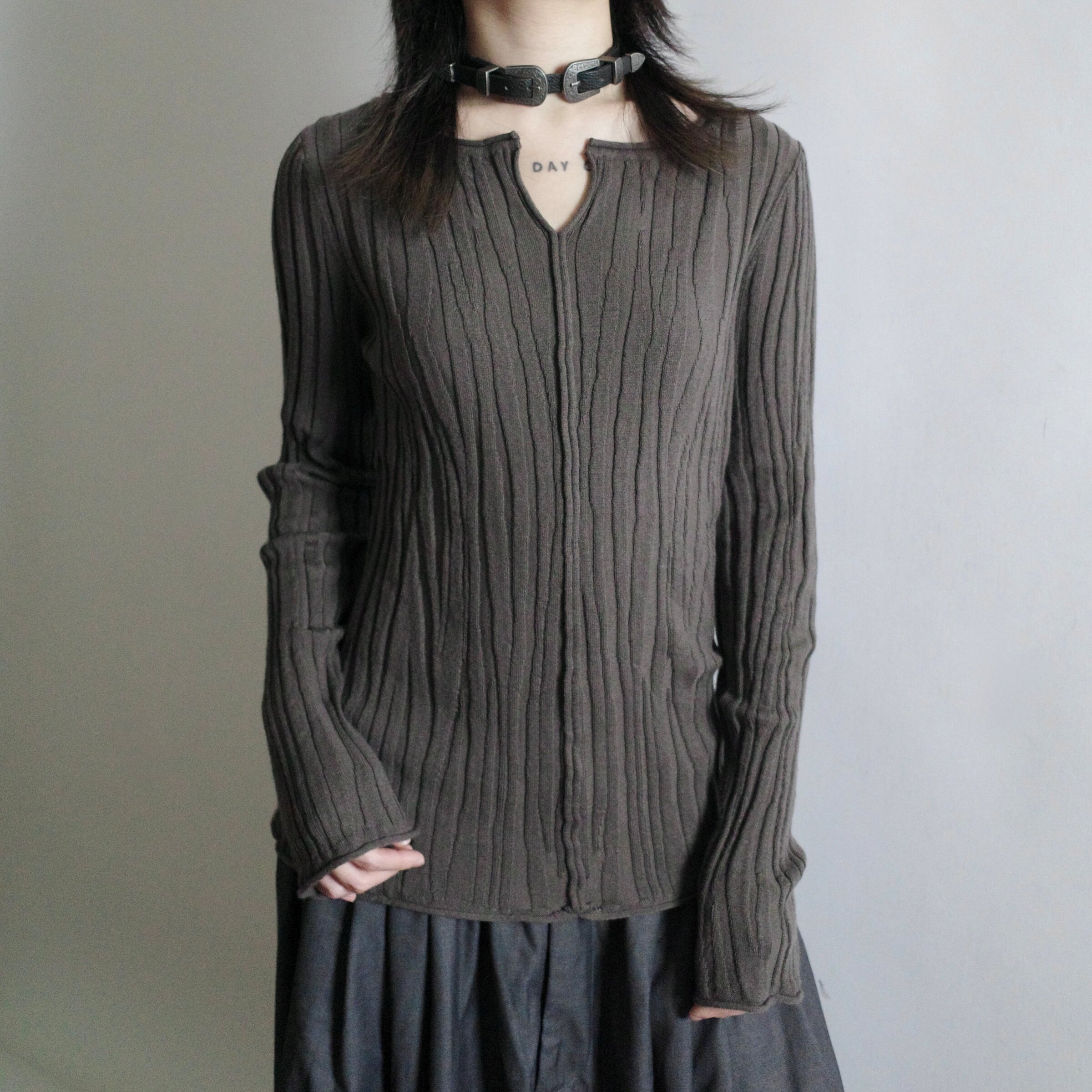 灰褐流紋缺口領羊毛混紡針織衫0