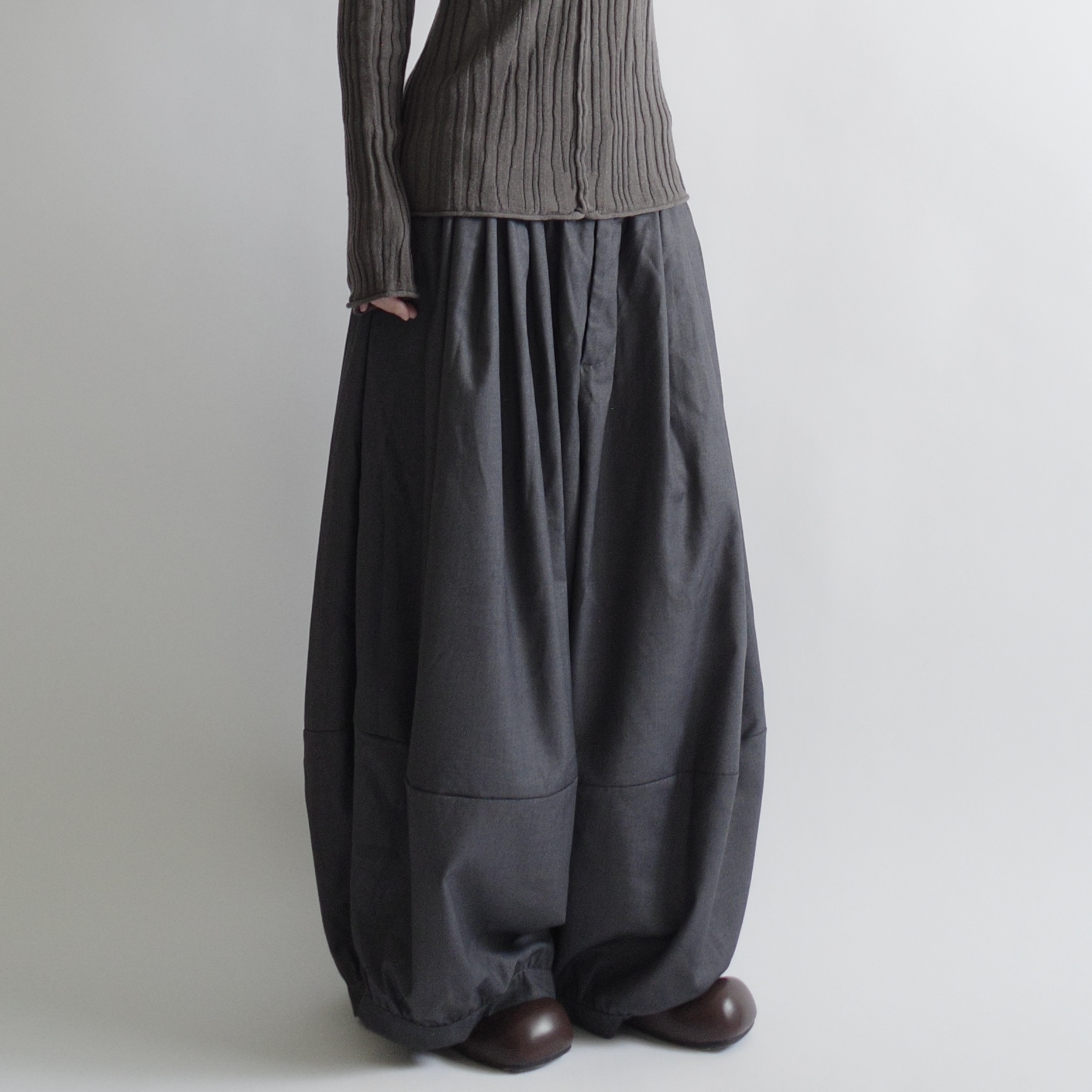 深灰燈籠西裝寬褲0