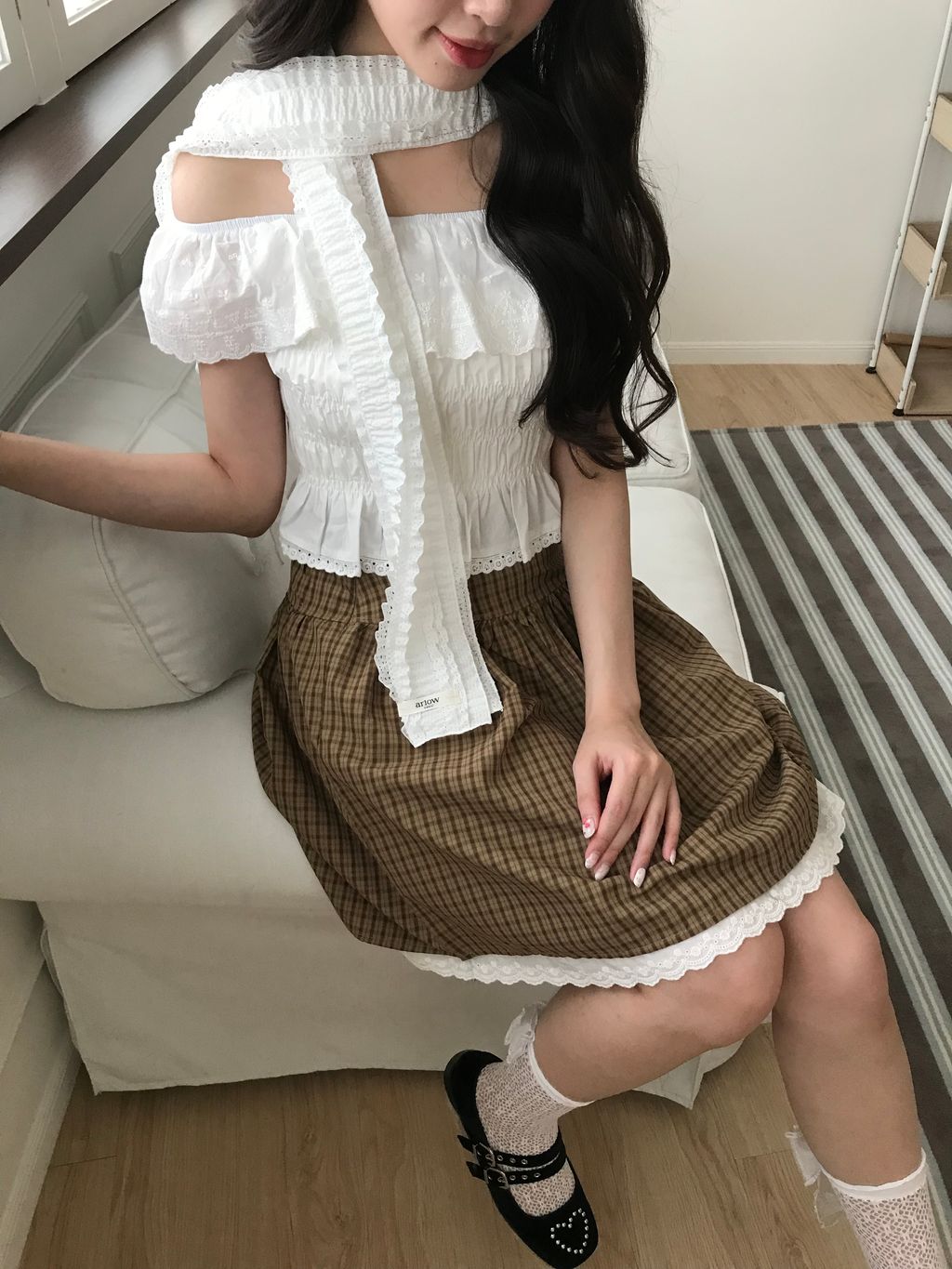白色雕花上衣3