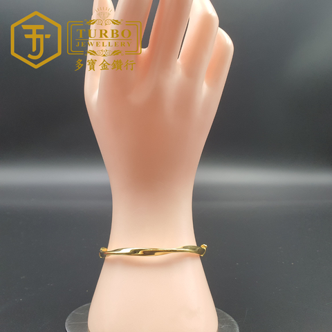 [916G] Möbius Bangle – Wrist Wearing View Minimalist Gold Jewelry