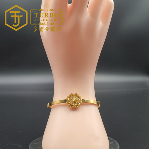 [916G] Sparkling Ice Clover Oval Bangle – Wrist Wearing View Elegant Gold Jewelry
