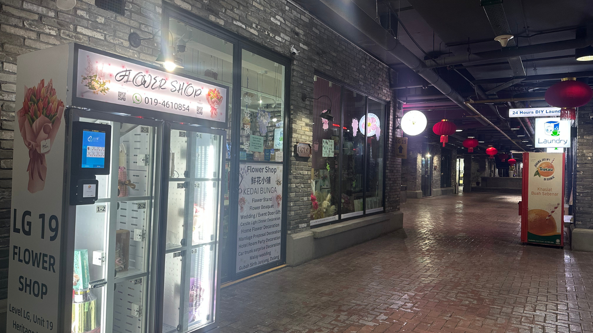 🌟 24-Hour Gift & Flower Vending Machine – Surprise Anytime! 🌟